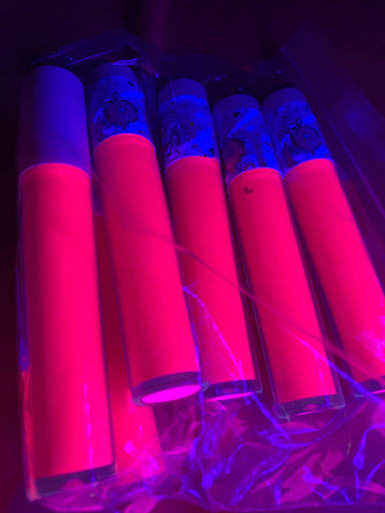 cigarette under a blacklight Marlboro cigarettes black light. : r/pics Artwork by Tom Gatz 23 x 35 flocked velvet black light poster Cigarette under a Blacklight -